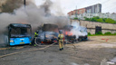 Четыре муниципальных автобуса сгорели во Владивостоке — видео