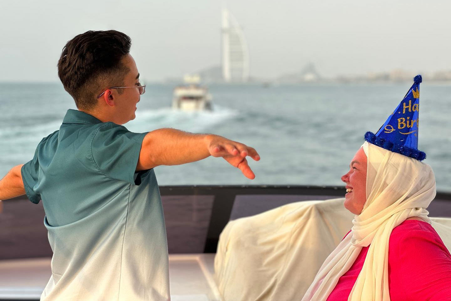 Неприличное поведение. Бесфамильного катерина киттель. Ты в наши сети попал. Красивая борода. Ты в наши сети попал.