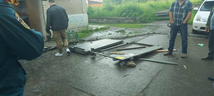 Та самая дверь, которую выбила молния Та самая дверь, которую выбила молния