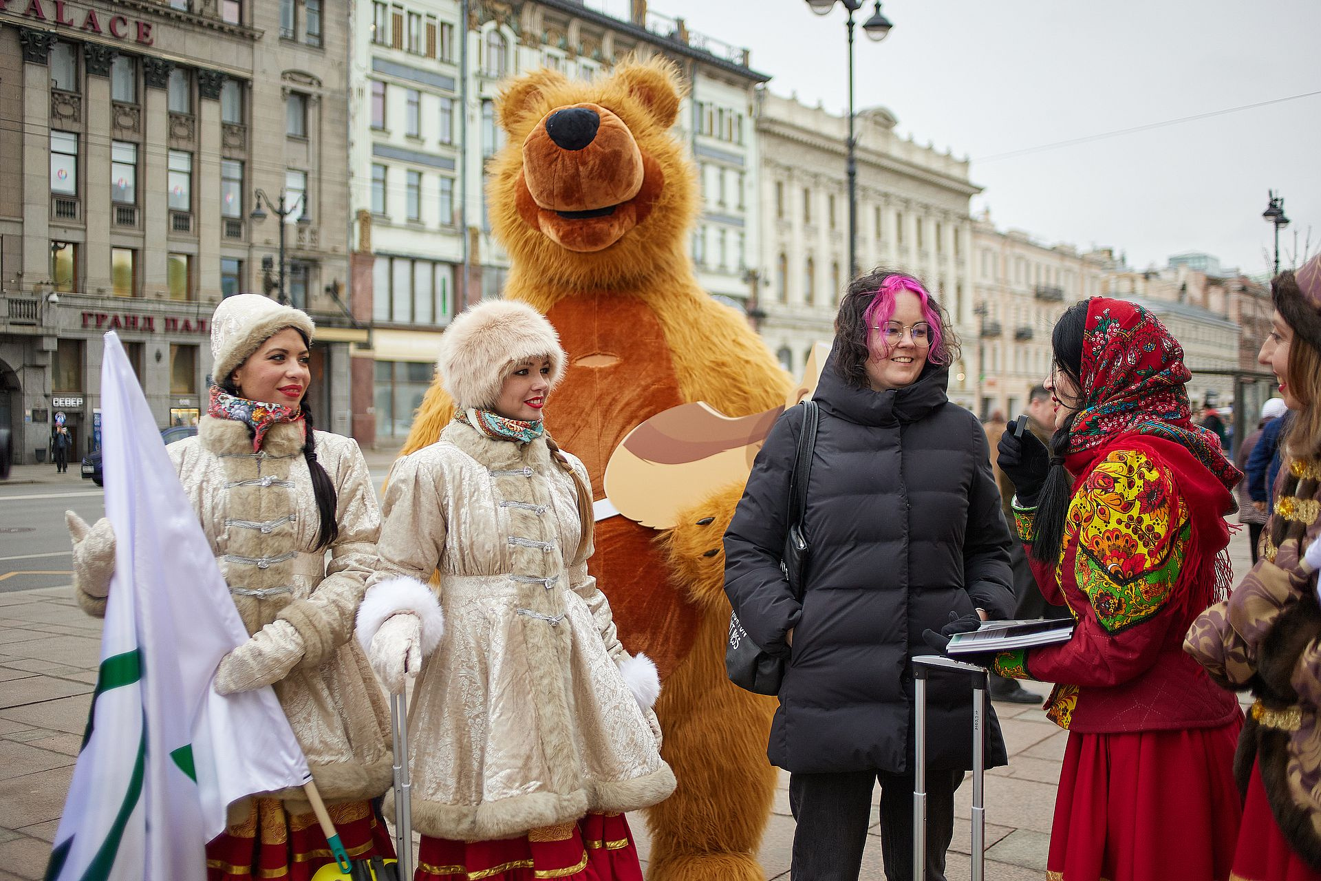 Наши и медведь. Кому в лесу лучше, чем в Эмиратах ЖК «Сибирь» - 23 марта  2023 - ФОНТАНКА.ру