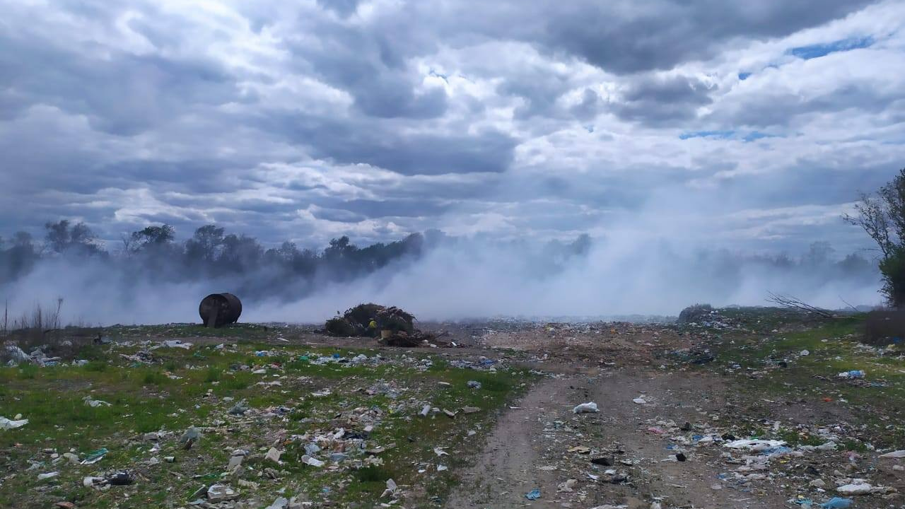 В Воронежской области загорелся мусорный полигон. Компания, которая его содержала, не сразу сообщила о пожаре