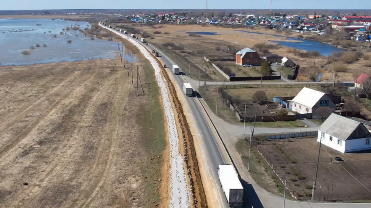 На трассе Тюмень — Омск 12-километровая пробка: вода подошла вплотную к дороге — видео