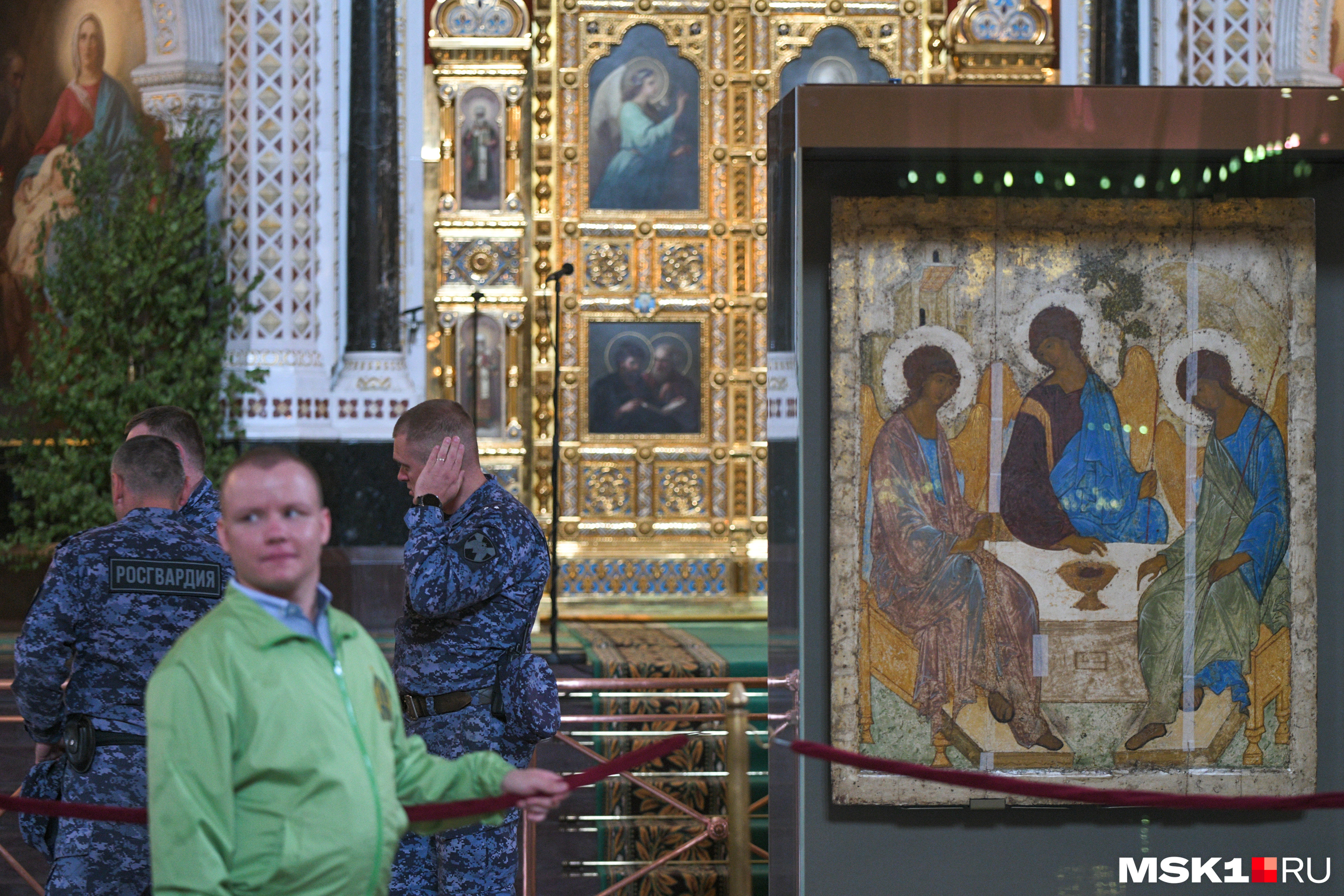 За иконой пристально следят сотрудники Росгвардии и православные добровольцы