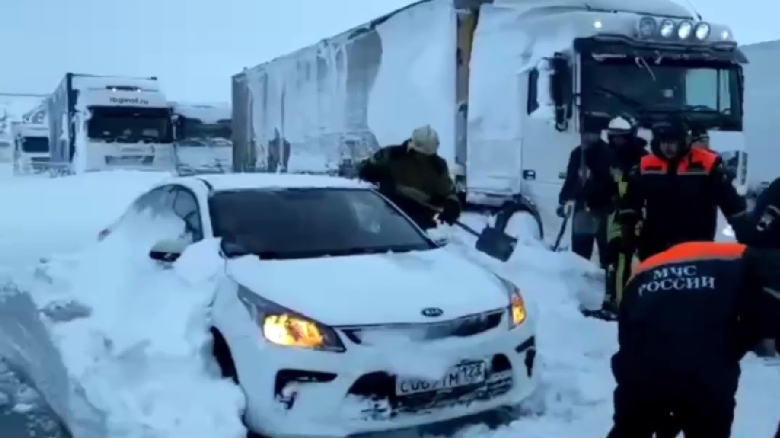 Люди почти сутки замерзают в многокилометровой пробке. Последствия аномального снегопада на юге России