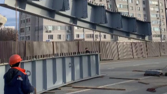 Во какие махины: показываем видео, как строят путепровод на Горьковском шоссе