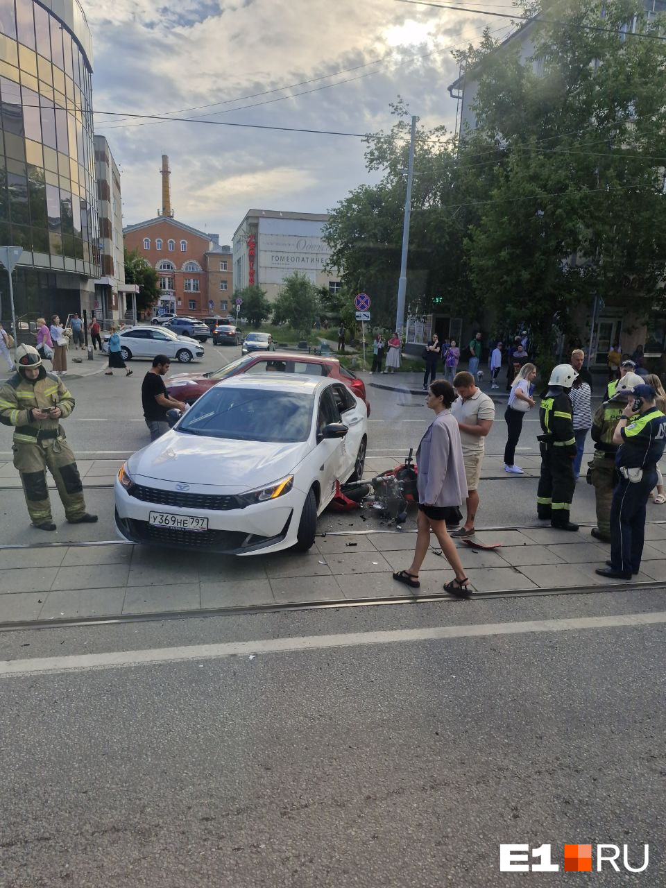 В центре Екатеринбурга байкер угодил под колеса легковушки. Момент аварии попал на видео