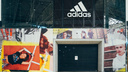 «Полки должны быть полными». Как в России снова начнут продавать кроссовки Adidas в официальных магазинах