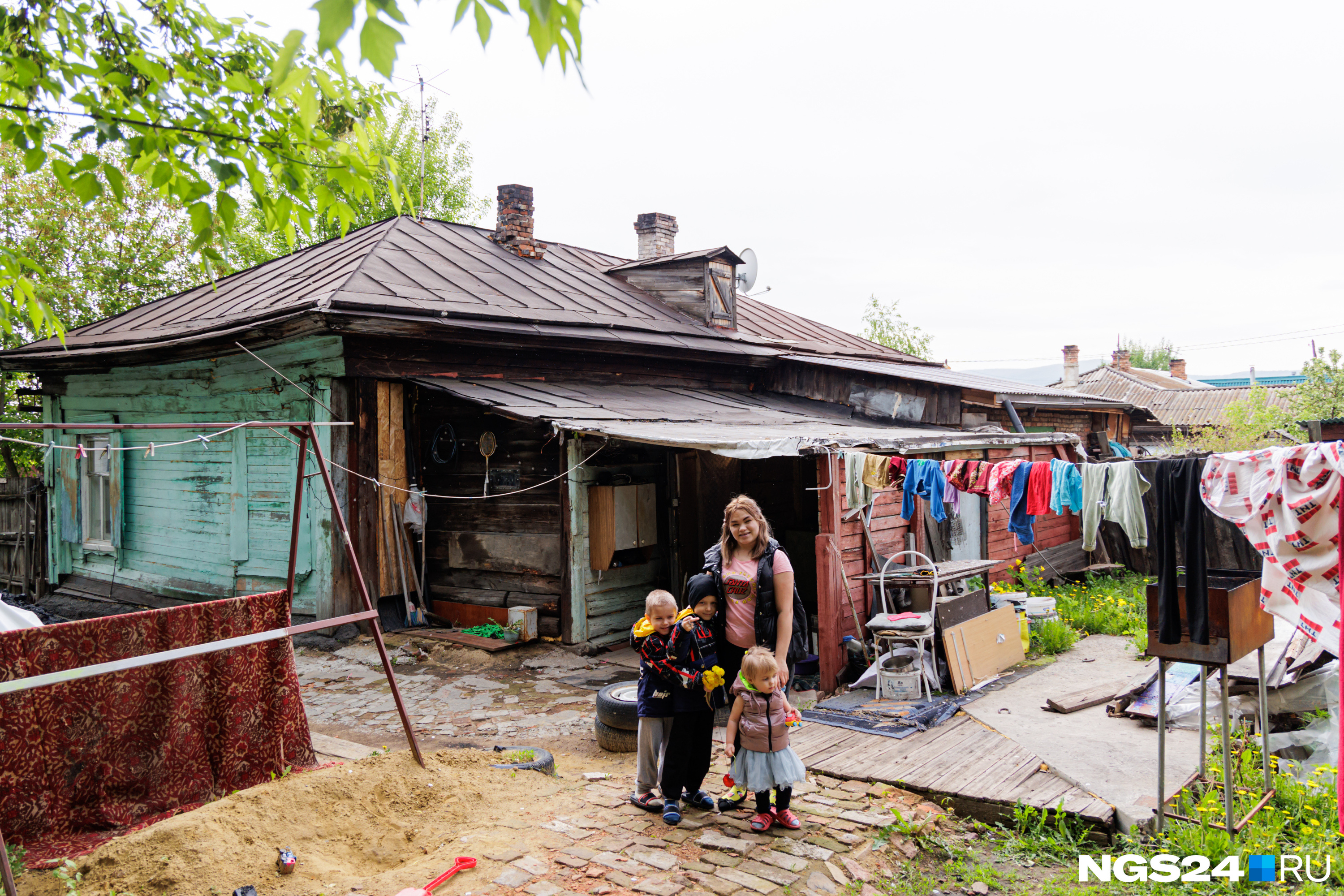 «Как я с тремя детьми в однушке буду жить?»: многодетной жене участника СВО предлагают за дом в Николаевке 3 млн рублей