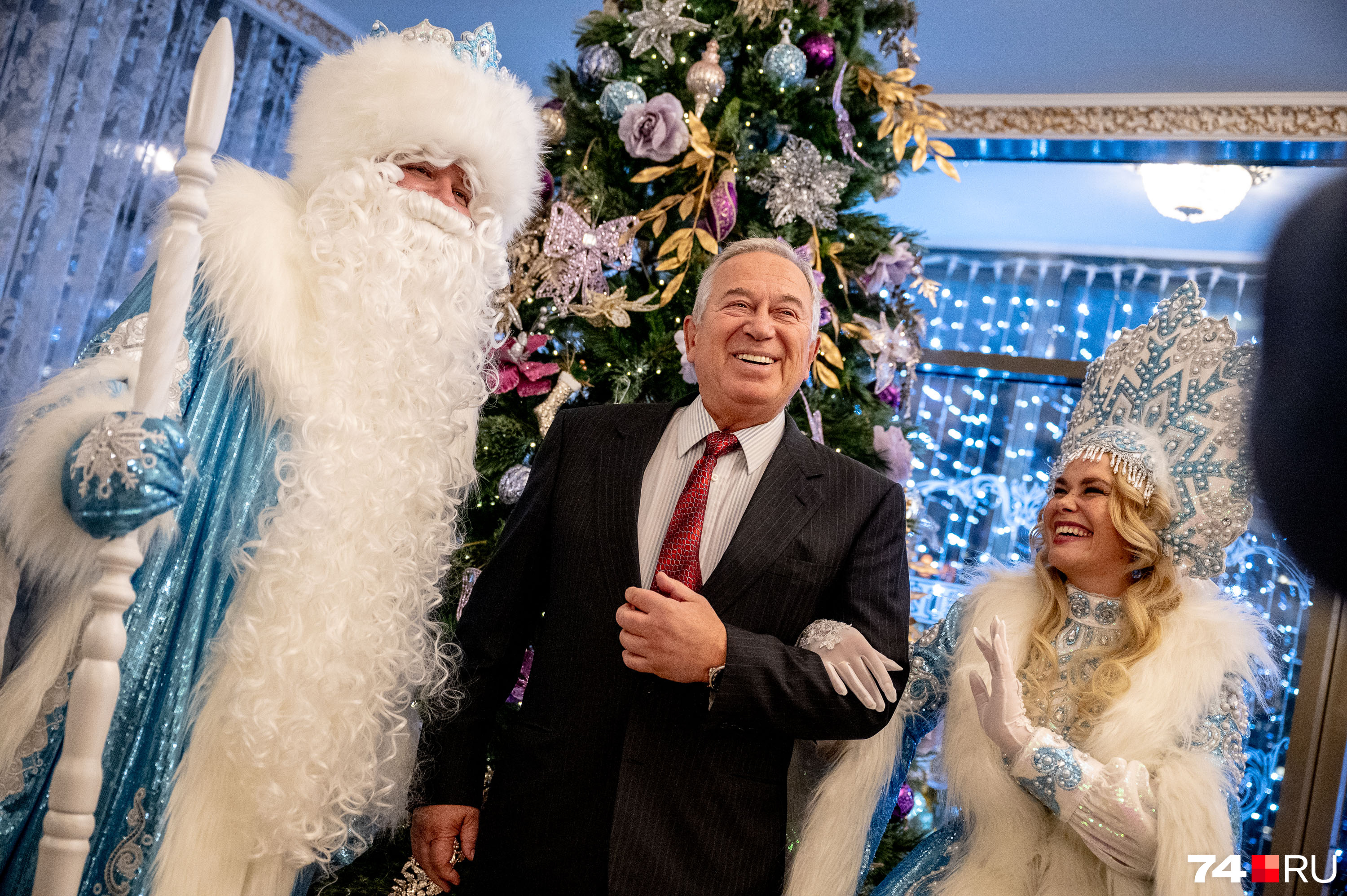 После заседания руководителей предприятий встречали Дед Мороз со Снегурочкой