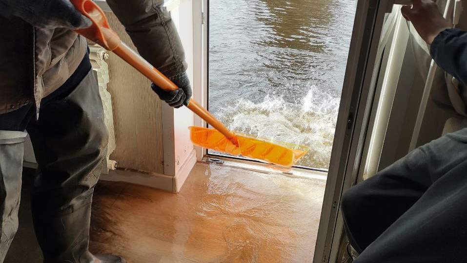 «Здесь был ремонт за миллион»: жители Белозерок, показали, как выгребают воду из домов лопатой — видео