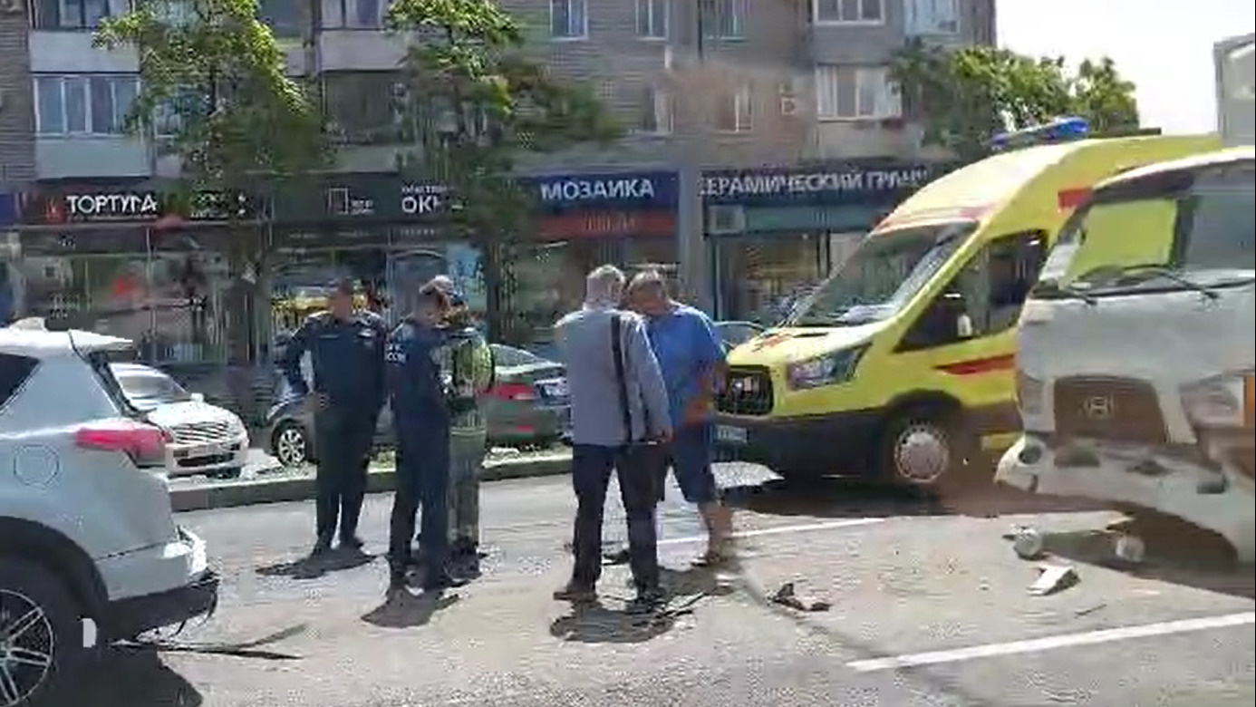 «Паровозик» из шести автомобилей собрал гигантскую пробку в центре Волгограда — видео