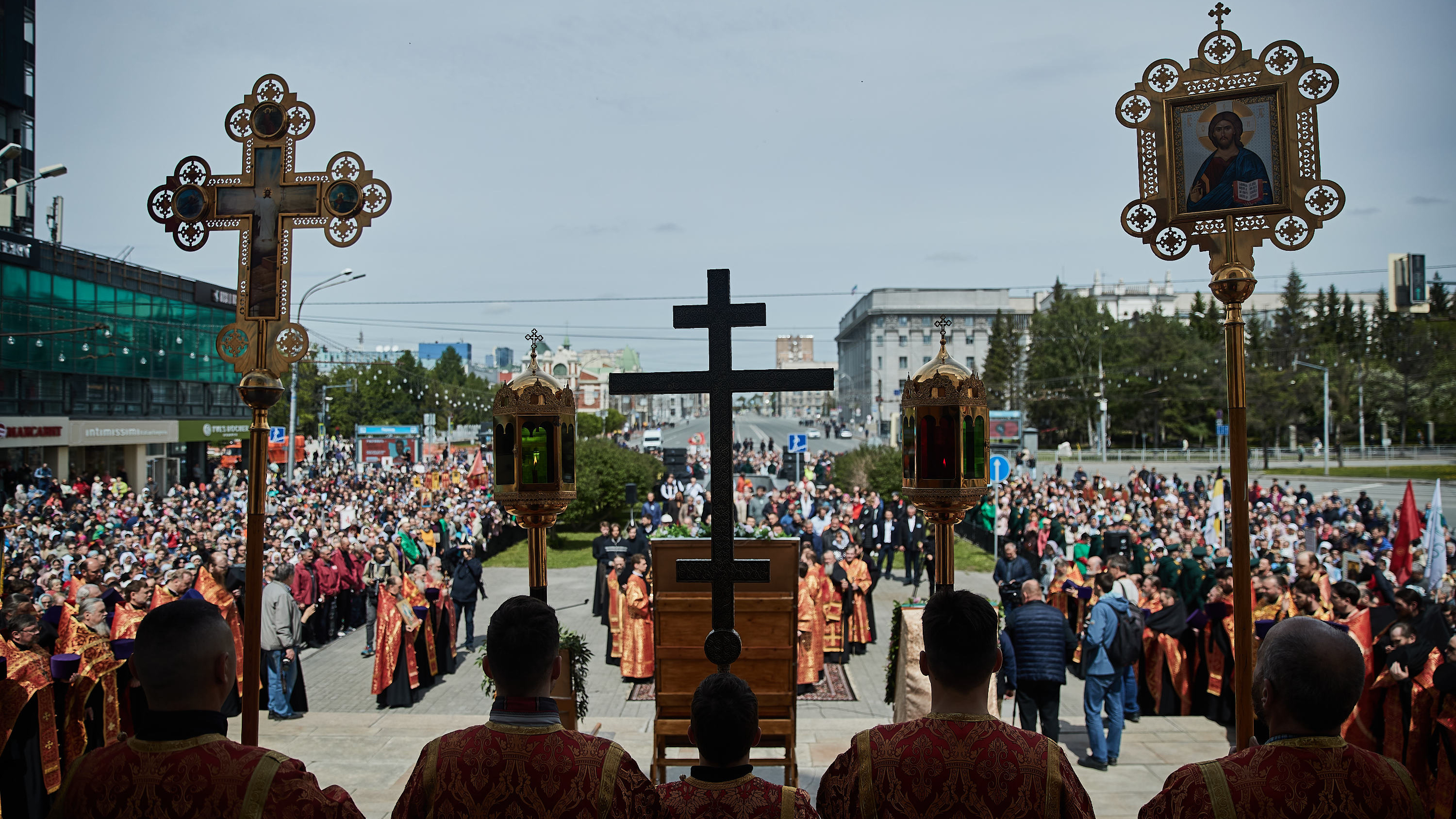 В честь Кирилла и Мефодия: крестный ход прошел в Новосибирске — фоторепортаж