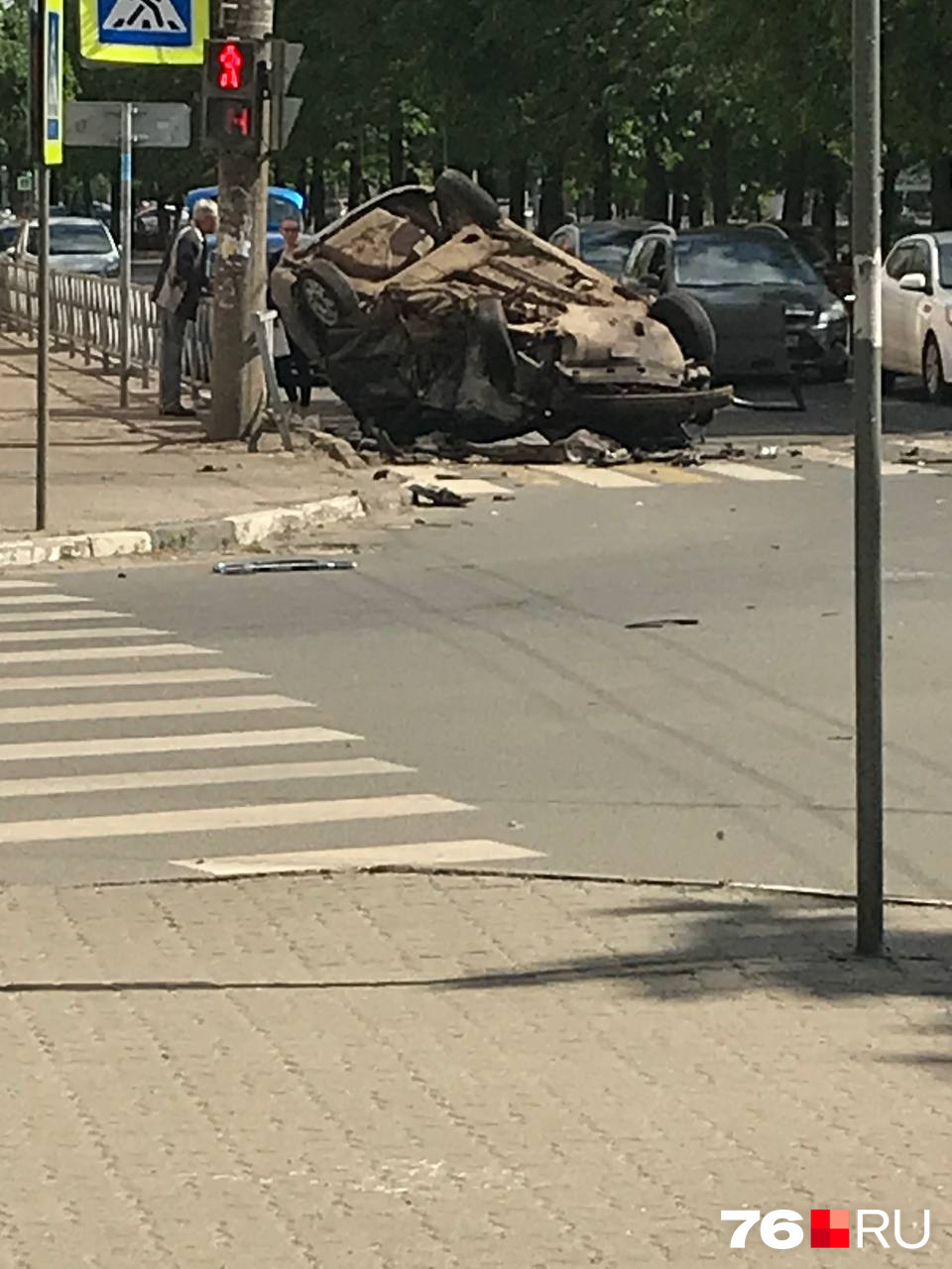 Спустя шесть часов после аварии иномарка остается на дороге Спустя шесть часов после аварии иномарка остается на дороге