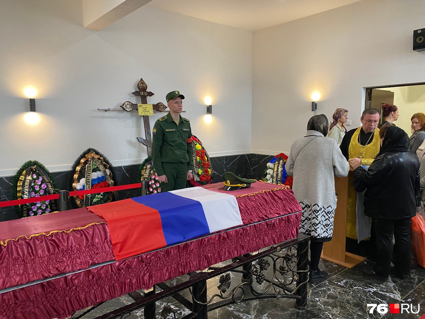 Похоронен в ярославле. В Ярославле простились. Как положить флаг на гроб. Гроб с флагом США. Фото героя России в гробу с флагом России.