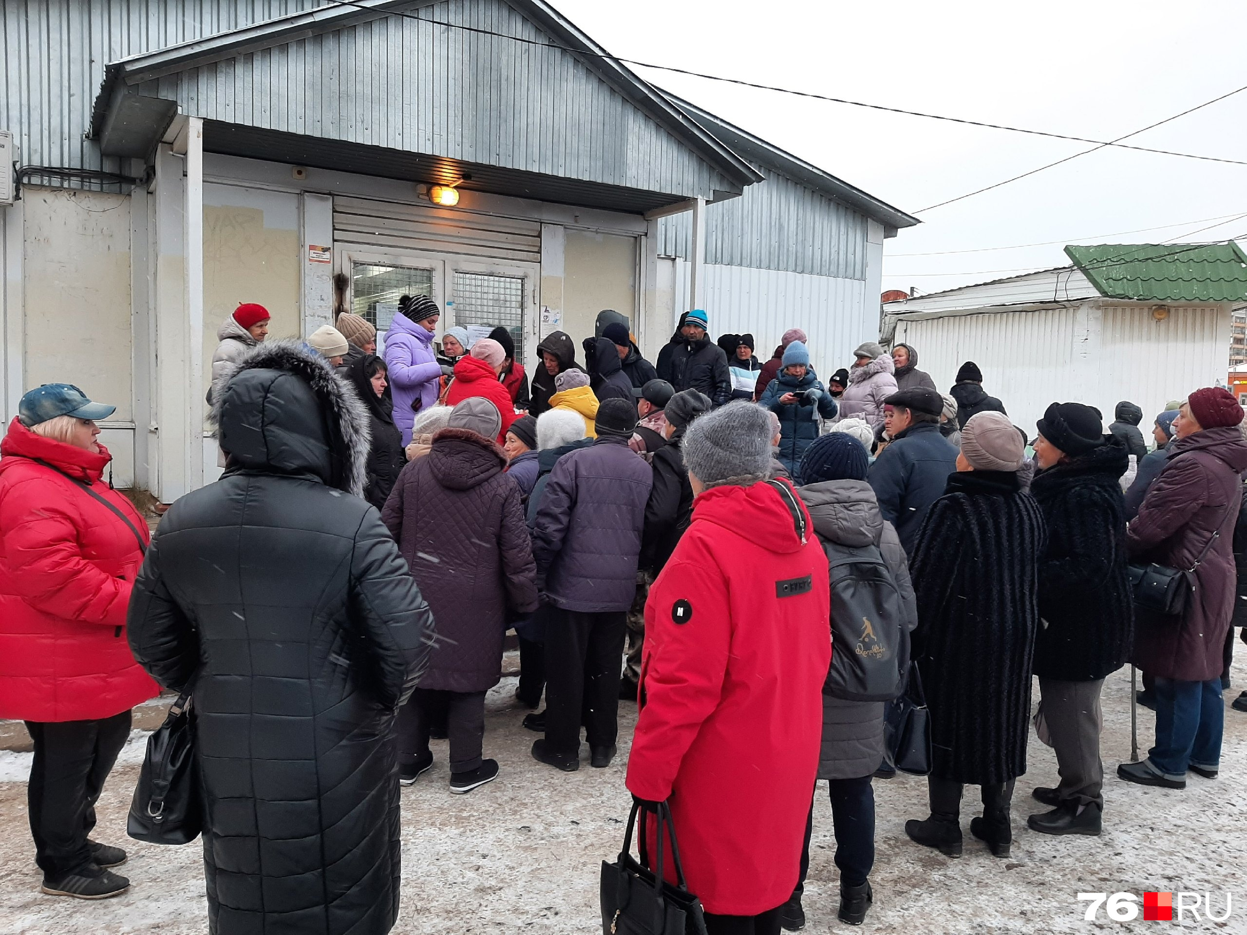 Кто дал право?»: ярославцы устроили митинг у закрытых дверей «Аквилона» |  22.11.2023 | Ярославль - БезФормата