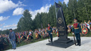 «Здесь 357 могил, все из-под Бахмута»: как на кладбище в Новосибирске открывали памятник погибшим вагнеровцам