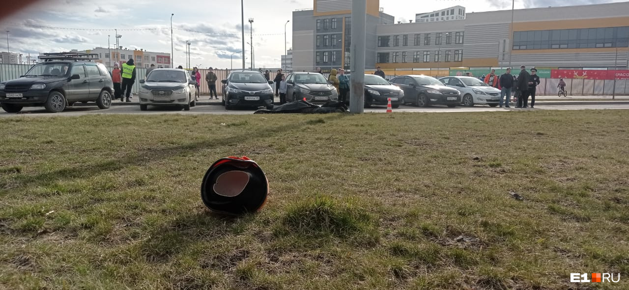 Налетел на бордюр: появилось видео момента ДТП в Солнечном, в котором погиб мотоциклист