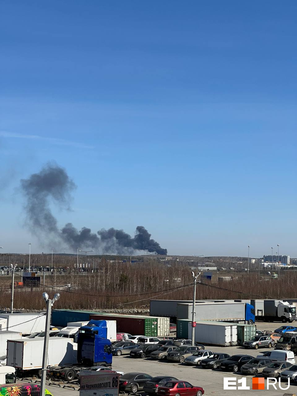 «Солнце над головой потухло»: в Екатеринбурге разгорелся мощный пожар