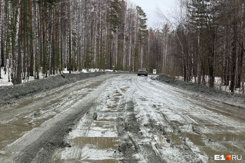 В Екатеринбурге в кошмарное состояние пришла дорога, по которой ездят садоводы и владельцы коттеджей