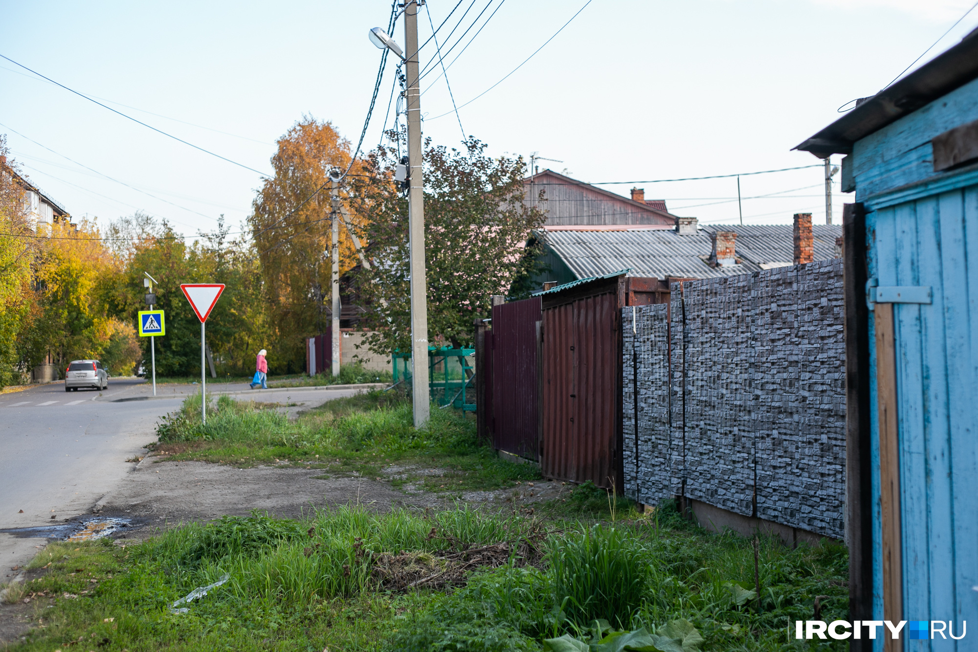 Квадрат, который пострадал от ударной волны, оказался большим — осколки разлетелись на дальние расстояния