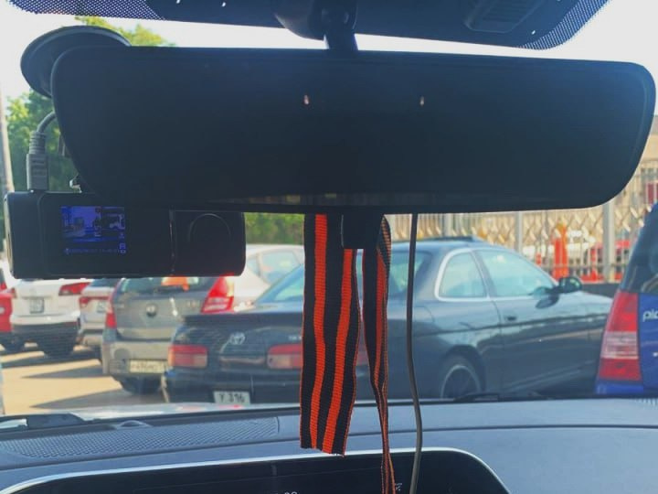«Получается, "Яндекс" против символики нашей, да?» Петербургского таксиста оштрафовали за георгиевскую ленточку