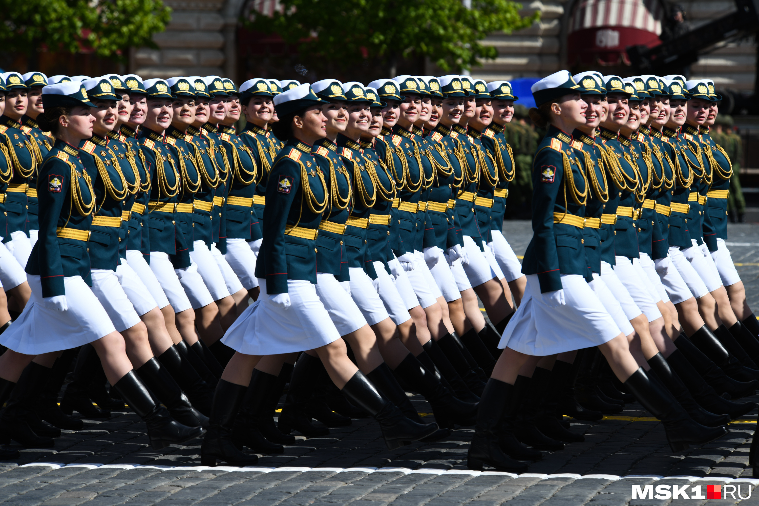 Стройным шагом прошли по Красной площади военнослужащие — женщины