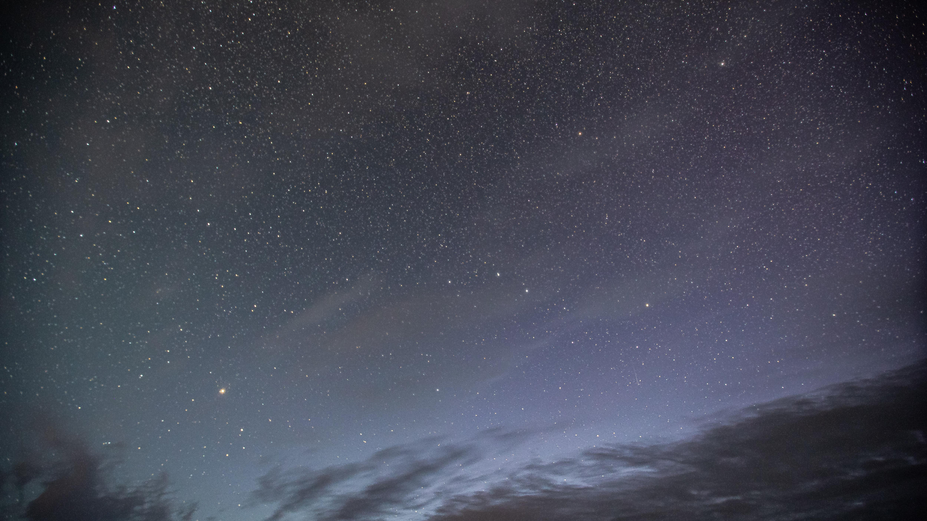 В небе над городом новосибирцы смогут увидеть яркий метеорный поток — когда и где смотреть