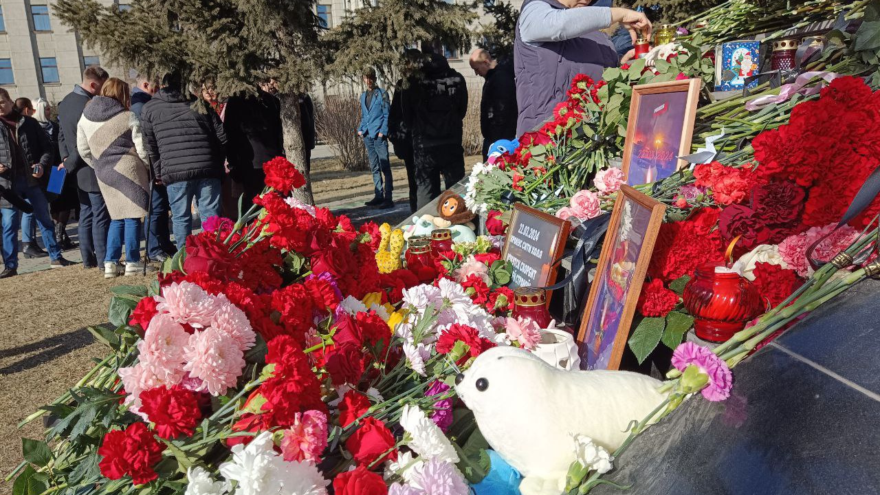 «Страшно представить, какую боль испытывают люди». В Иркутске прошла акция памяти погибших в «Крокусе»