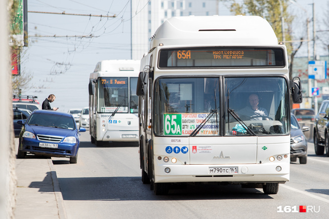 Общественный транспорт проезжает Общественный транспорт проезжает