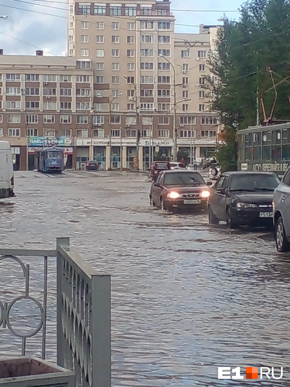 «Машины гудят, трамваи стоят». В Екатеринбурге из-за сильнейшего потопа парализовало движение
