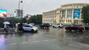Toyota вылетела на тротуар и перевернулась в центре Владивостока после столкновения с двумя авто