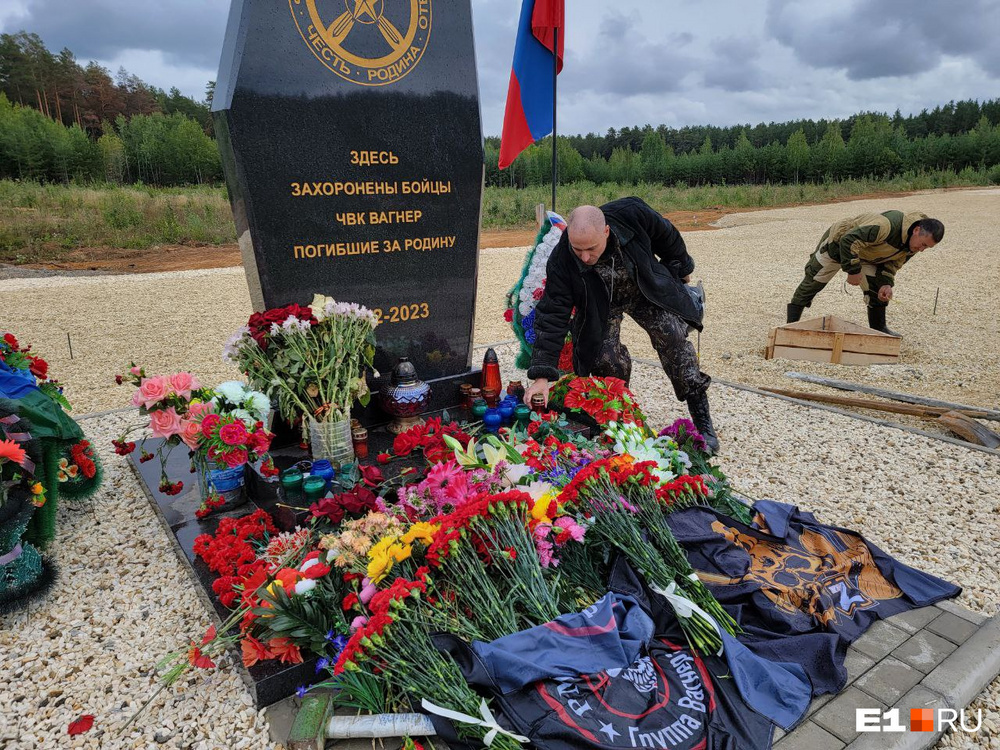 На кладбище бойцов ЧВК «Вагнер» под Екатеринбургом привезли целую фуру новых памятников