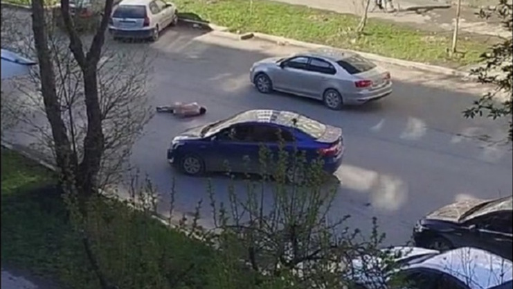 В Екатеринбурге голый мужчина с криком выбежал на дорогу и лег среди машин: видео