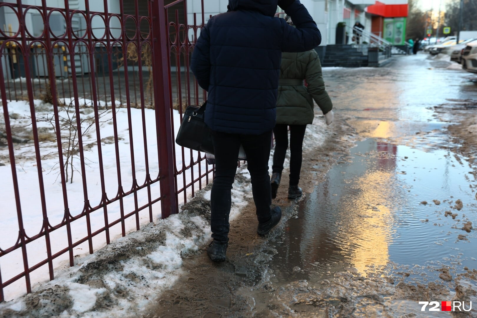 Люди обходят лужи, а как иначе — не хочется намочить ноги Люди обходят лужи, а как иначе — не хочется намочить ноги