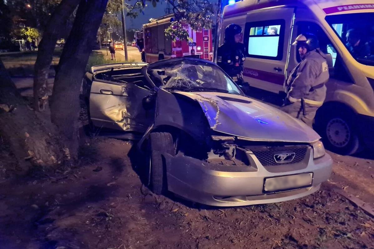 Водитель «Мустанга» в Москве бежал с места аварии, бросив пассажирку кабриолета