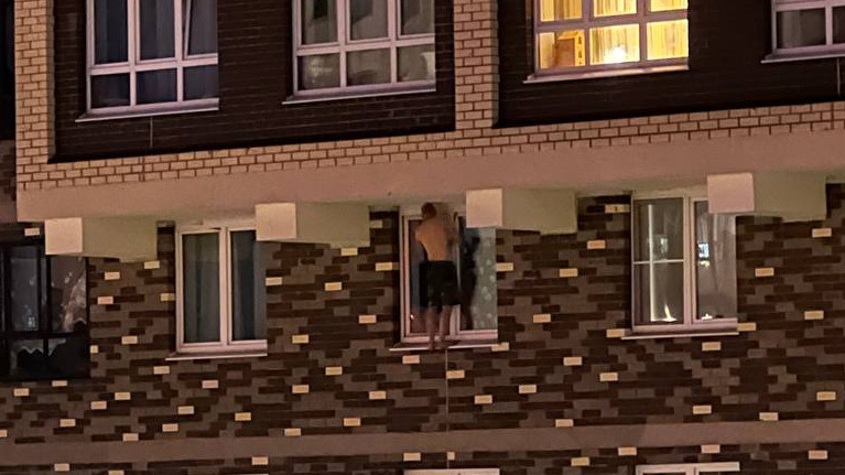 В Екатеринбурге мужчина вышел на карниз многоэтажного дома. Съехались врачи, спасатели и полицейские