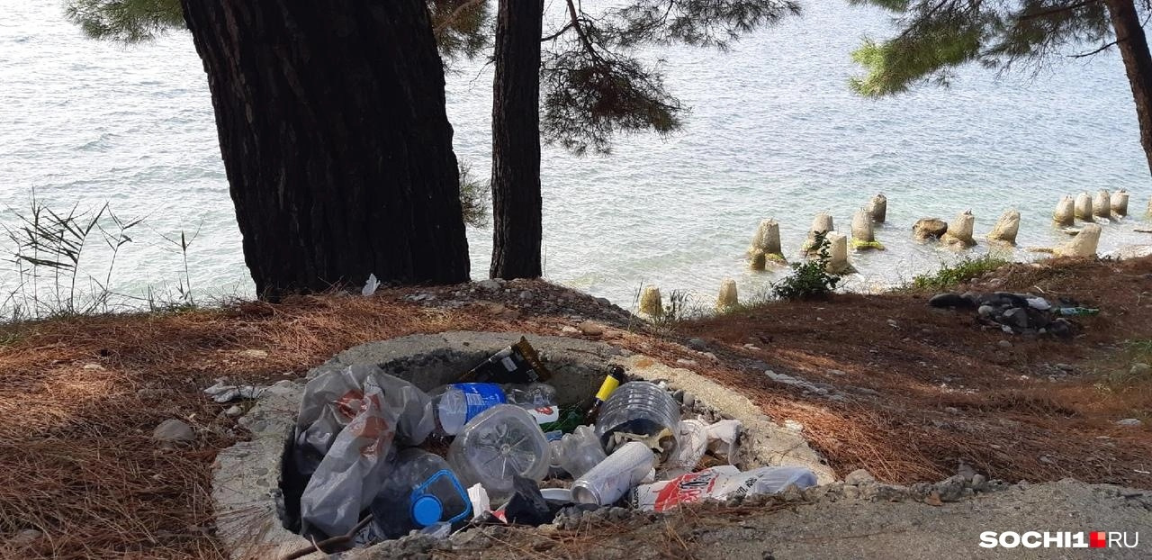 Туристы накидали мусор в ливневку на диком пляже