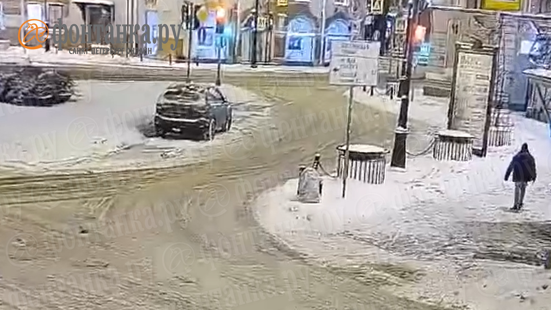 Уличные камеры сняли, как грабитель-неудачник шел на дело с черным пакетом к банку в Петербурге