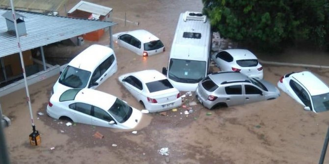Страшное наводнение превратило городские улицы в реки