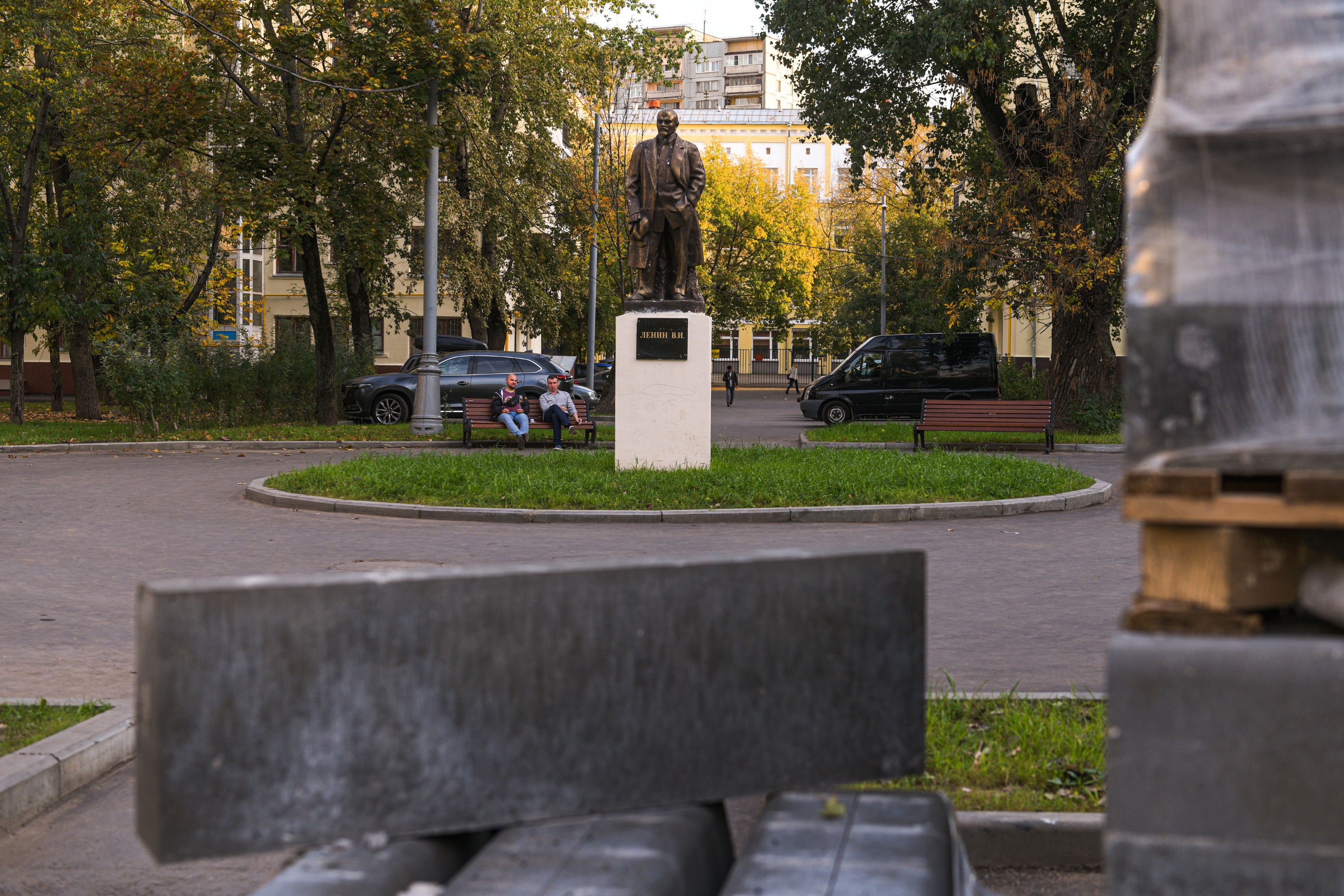 Здесь во дворе двух домов сохранился памятник Ленину