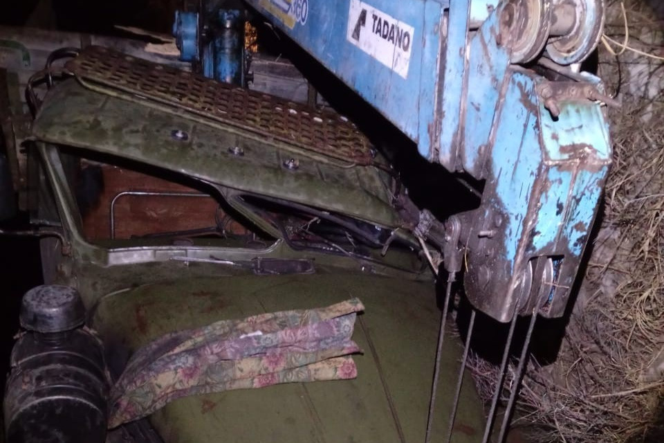 Водитель грузовика, который слетел с дороги в Забайкалье, погиб