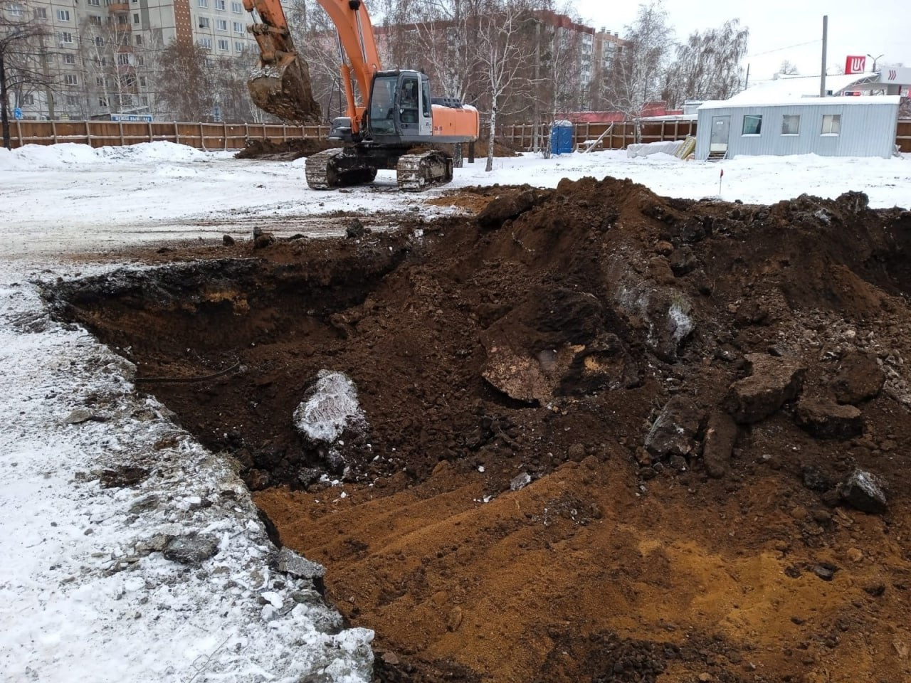 На Комсомольском проспекте начали рыть котлован под храм на 250 ...
