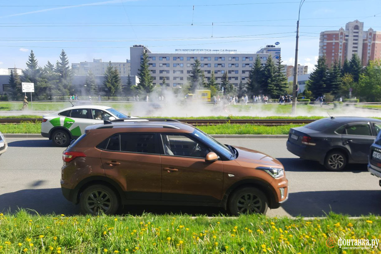 Видео: Автомобиль провалился в яму с кипятком на улице Ярослава Гашека в  Петербурге - 15 мая 2024 - ФОНТАНКА.ру