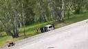«Ждут скорую»: автомобили съехали с новосибирской трассы — видео с места ДТП