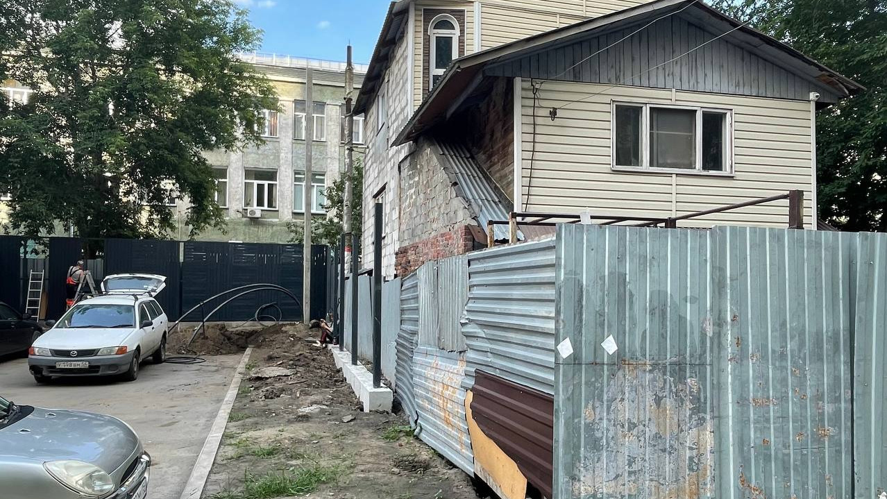 Чиновники снесли забор частного дома в Октябрьском районе, жильцы построили новый — его тоже сломают