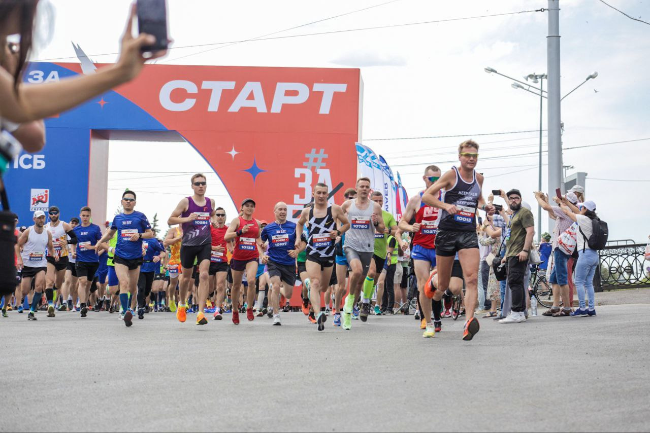 После отрыва линии старта на трассу вырывается целая толпа