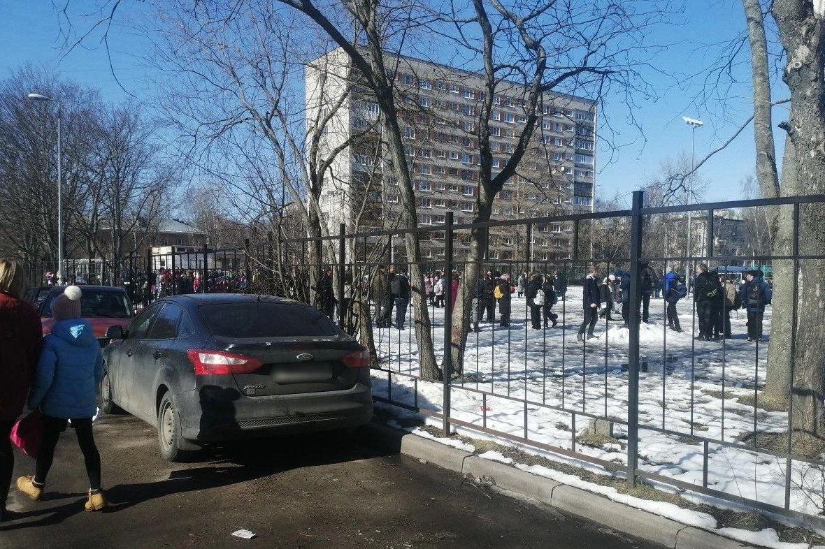 Звонок, но не школьный, выгнал на улицу несколько десятков детей в Калининском районе