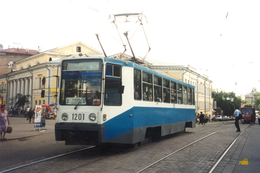 Трамвай (такие модели до сих пор курсируют в городе) пересекает Большую Покровскую, 1996 год