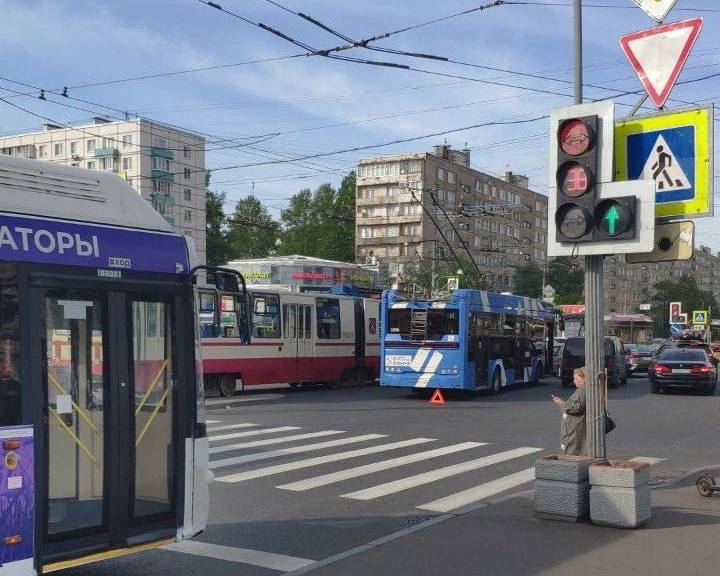 Недоброе утро электротранспорта: на Большевиков поймали троллейбус, на Кондратьевском — трамвай