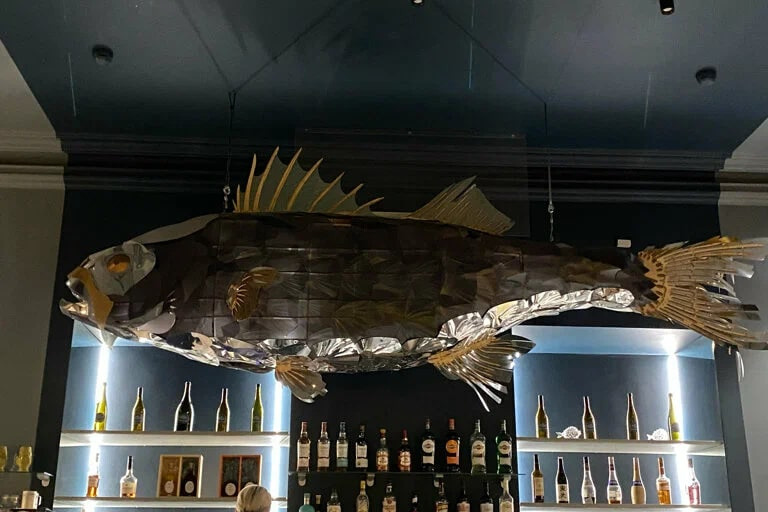 Ресторатор пристраивает в хорошие руки арт-объект в виде гигантской блестящей рыбы, которая стоила 1,5 млн
